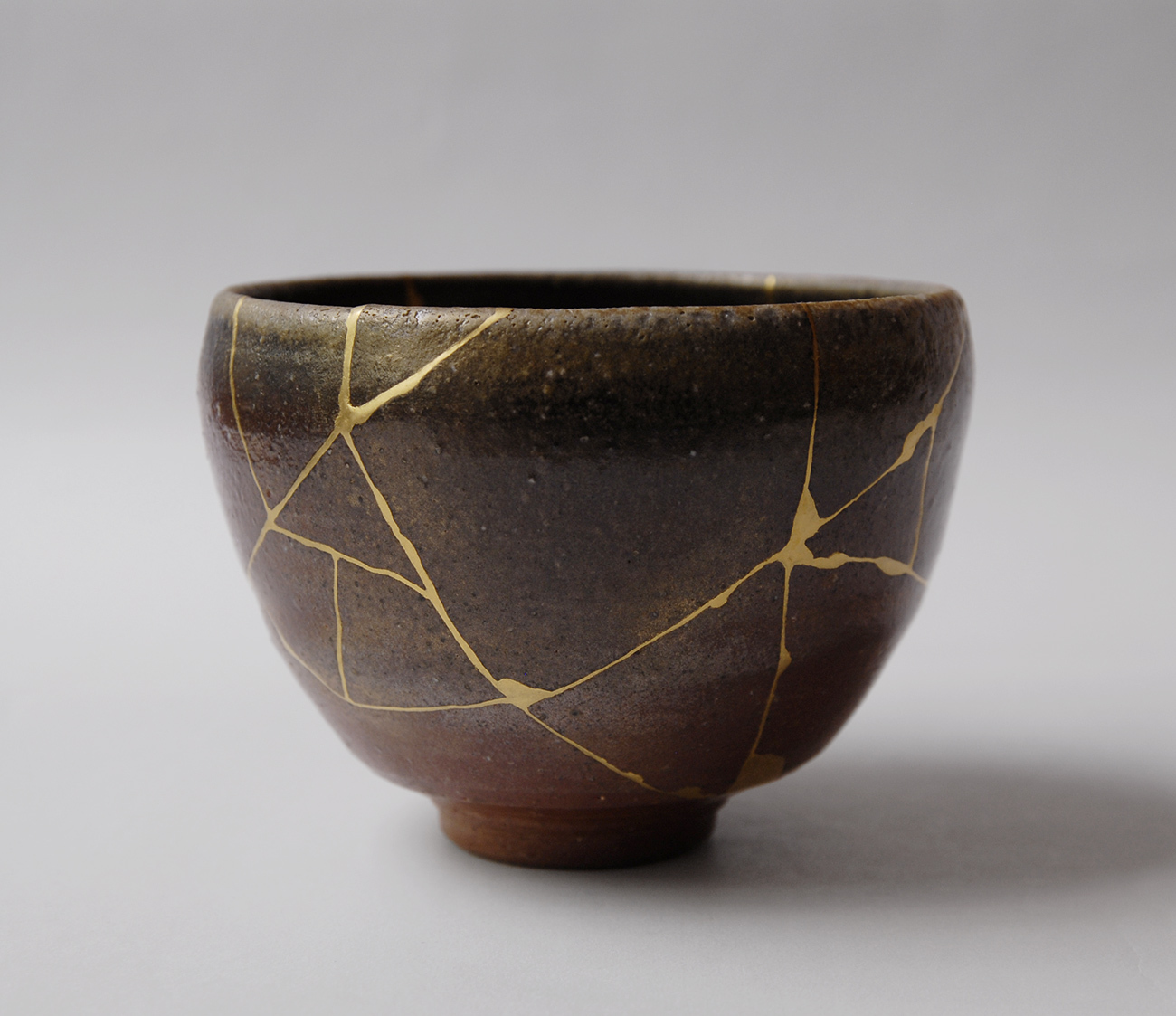 Kintsugi-nghệ thuật vá gốm bằng vàng tôn vinh vẻ đẹp của sự bất toàn