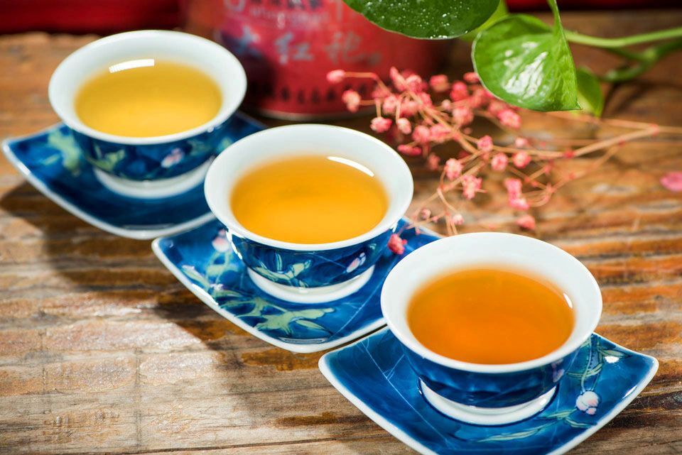 Có một loại trà được coi là bảo vật của Việt Nam, đó là cây chè cổ thụ Bạch Long của núi Hoàng Liên Sơn. Giá cao nhất cho loại trà đặc biệt là 680 triệu đồng/kg.
