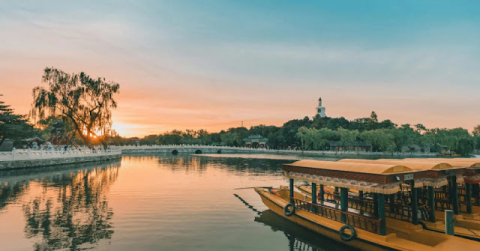 MẶT HỒ VÀ TRỜI CAO