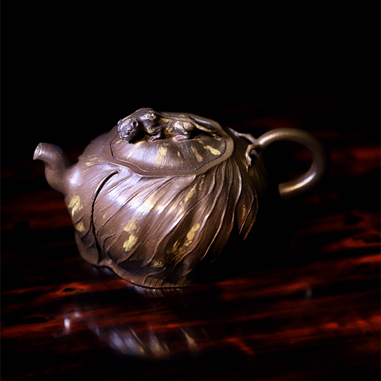 Tử sa nung củi thể hiện đầy đủ vẻ đẹp của tử sa trong nghệ thuật lò củi, là một điểm nhấn đặc biệt của nghệ thuật tử sa.